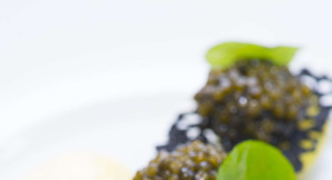 Caviar-l’œuf-en-sabayon-fumé-©-Laurence-Mouton