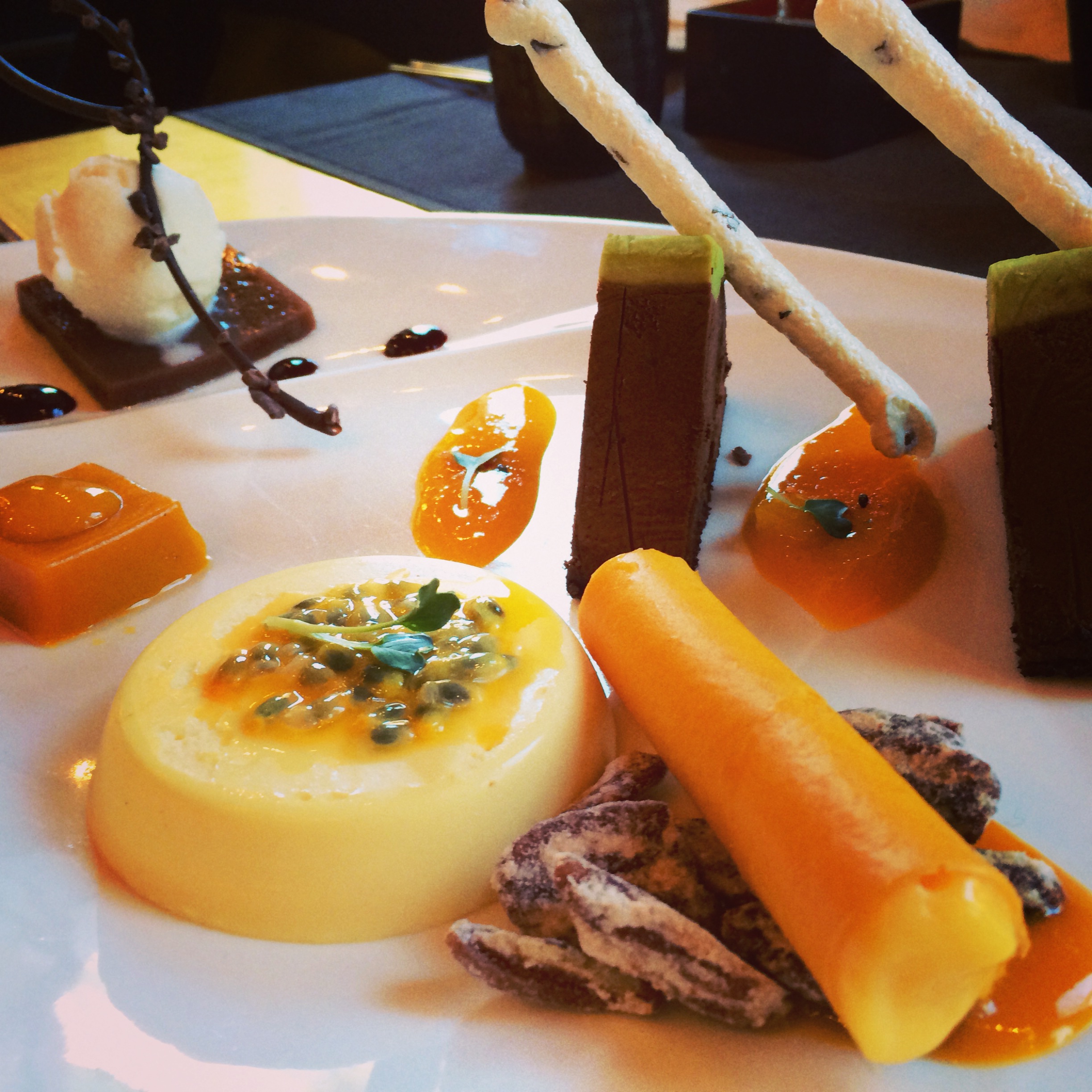 in collaborazione con Ernst Knam terrina cioccolato e wasabi con meringhe con crue di cacao e salsa di frutta esotica - azuchi con gelato di riso - cannolo con crema di yuzu e noce pecan caramellata - gelatina di mango con frutto della passione