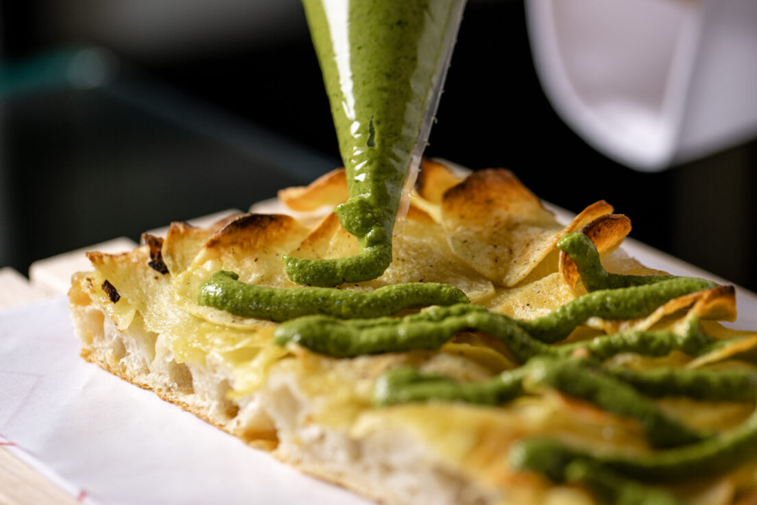 pizza-con-le-patate-e-pesto-di-sedano