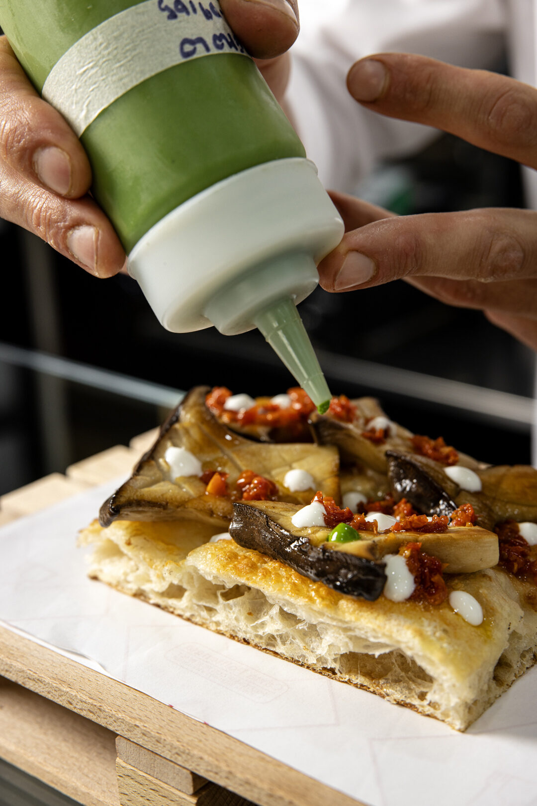 14-crema-di-parmigiana-di-melanzana-salsa-di-mozzarella-e-parmigiano-e-pesto-di-basilico-1