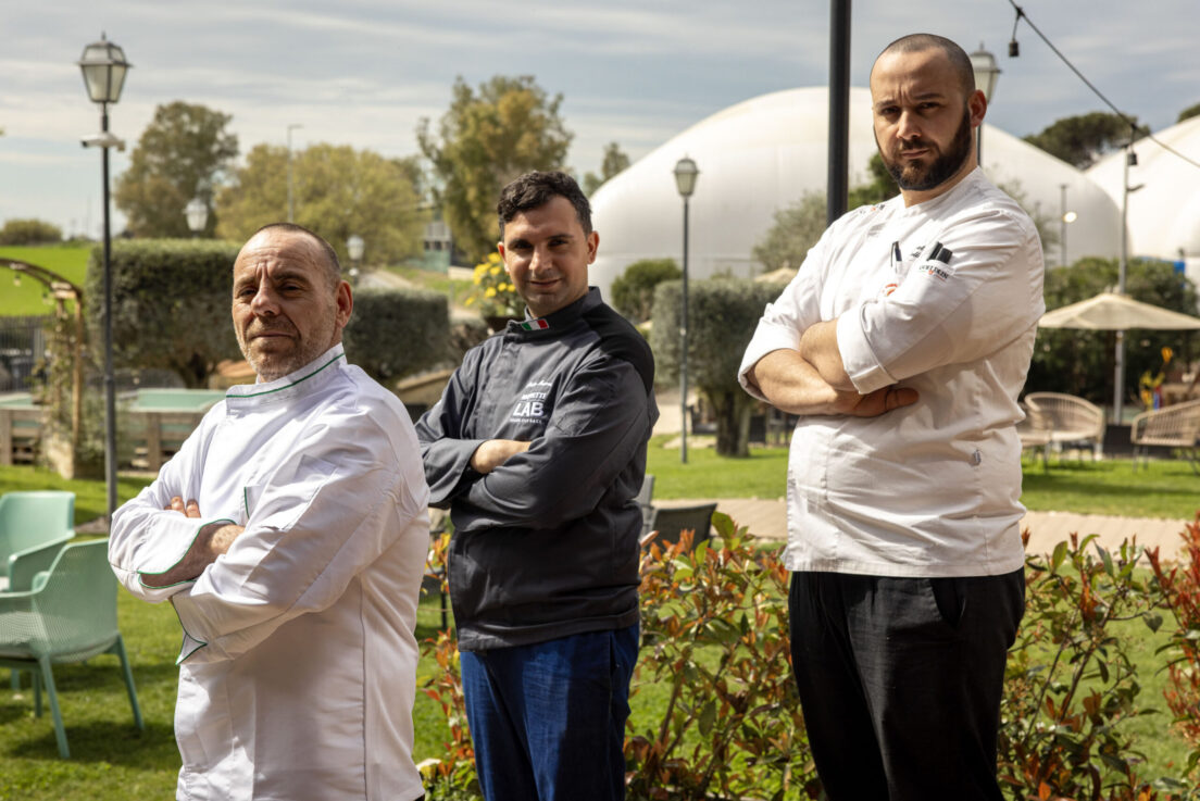 5.Alessio-Muscas-e-il-team-cucina_I-Massimi_foto-Matteo-Lippera.jpg