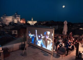Cinema sotto le stelle su una TERRAZZA nel cuore di Roma