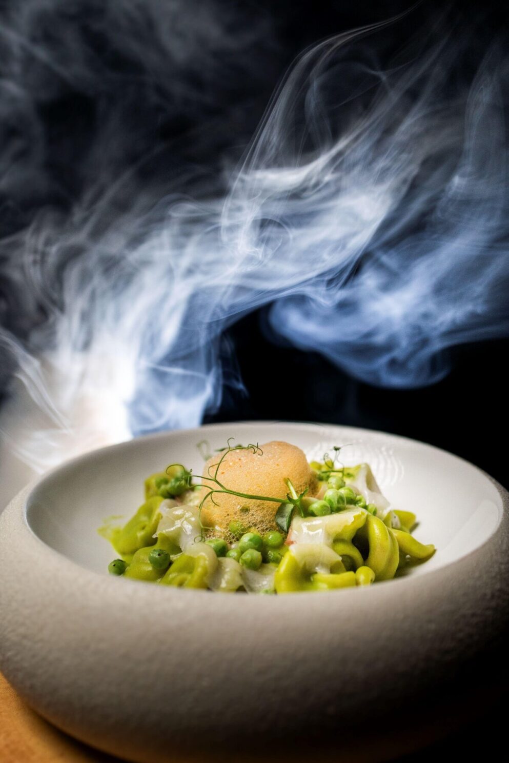 vesuvio-con-crema-di-piselli-del-vesuvio-lardo-di-cinta-senese-e-aria-di-nduja_chef-roberto-ardolino-giuseppe-ardolino_ristorante-ventipuntozero